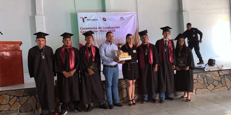 PRESIDENTA MPAL. C. ANALY #BECERRA A PADRINA A LA GENERACIÓN 2023–2026 TELENACHILLERATO 039 .