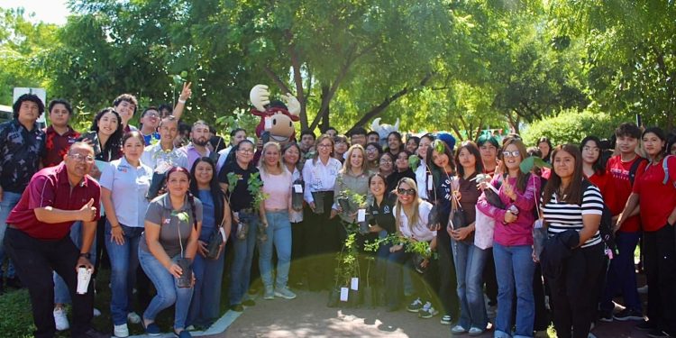 Realiza la UAT con éxito la jornada de reforestación “Jardines de Carrera”